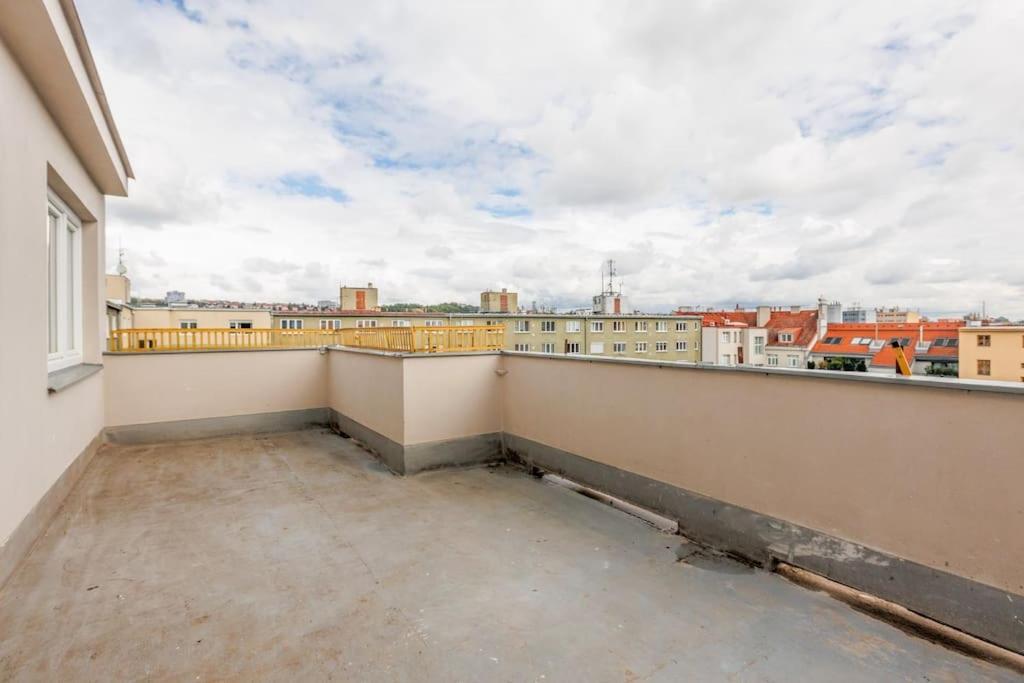 1 Bedroom Apartment With Terrace And Free Parking Near Metro براغ المظهر الخارجي الصورة