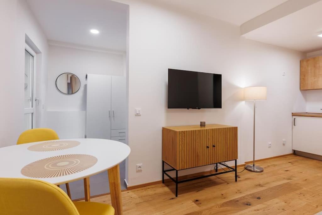 1 Bedroom Apartment With Terrace And Free Parking Near Metro براغ المظهر الخارجي الصورة